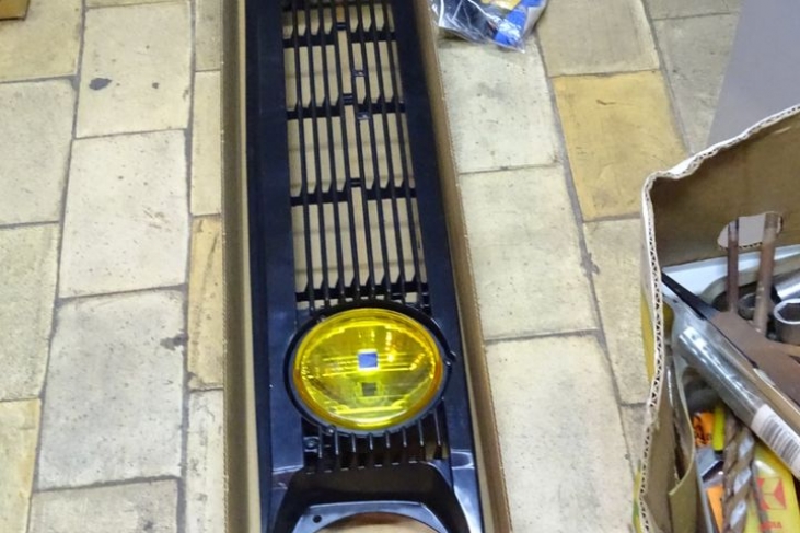 Hella grille Vw Polo 1 / Audi 50 met gele verstralers